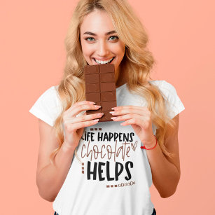 Camiseta A vida acontece com o chocolate ajuda a divertir a