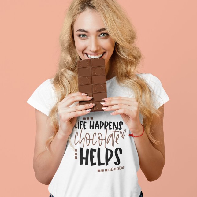 Camiseta A vida acontece com o chocolate ajuda a divertir a (Criador carregado)