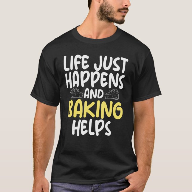 Camiseta A Vida Acontece E A Baking Ajuda A Fazer Cozinhar (Frente)