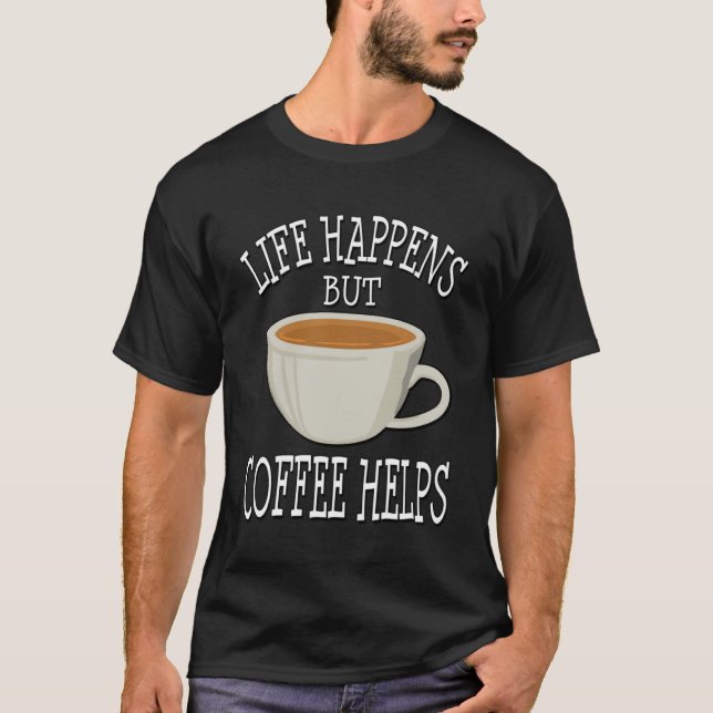 Camiseta A vida acontece, mas o café ajuda a taça de café (Frente)