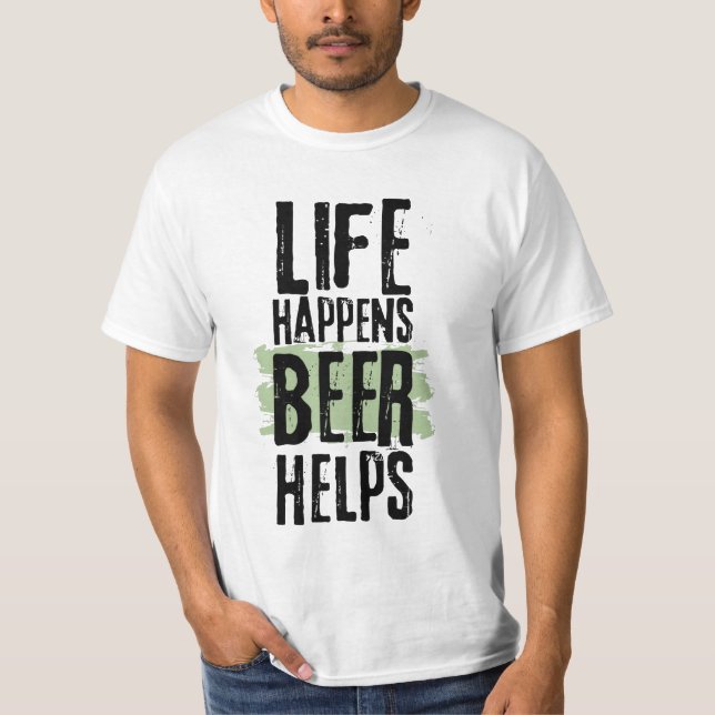 Camiseta A Vida Acontece Que Cerveja Ajuda Uma Engraçada Ca (Frente)
