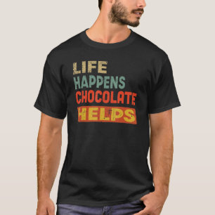 Camiseta A Vida Acontece Que O Chocolate Ajuda O Chocolate