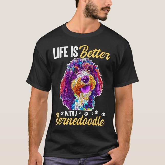 Camiseta A vida com um Bernedoodle é melhor (Frente)