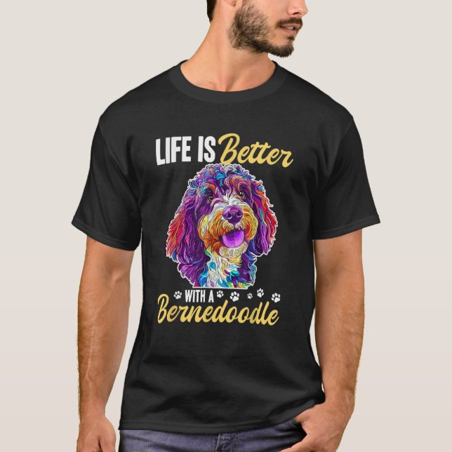 Camiseta A vida com uma raça de cão Bernedoodle é melhor co (Frente)