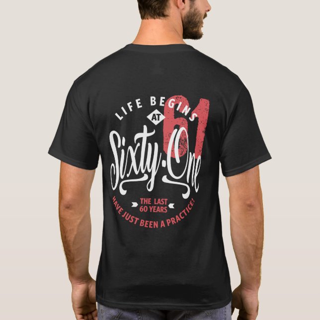 Camiseta A vida começa aos 61 anos | 61100000ruas (Verso)