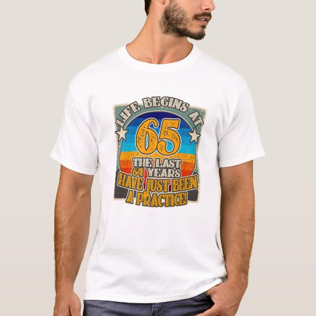 Camiseta A Vida Começa Aos 65 Anos Engraçado 65 Anos De Ani (Frente)