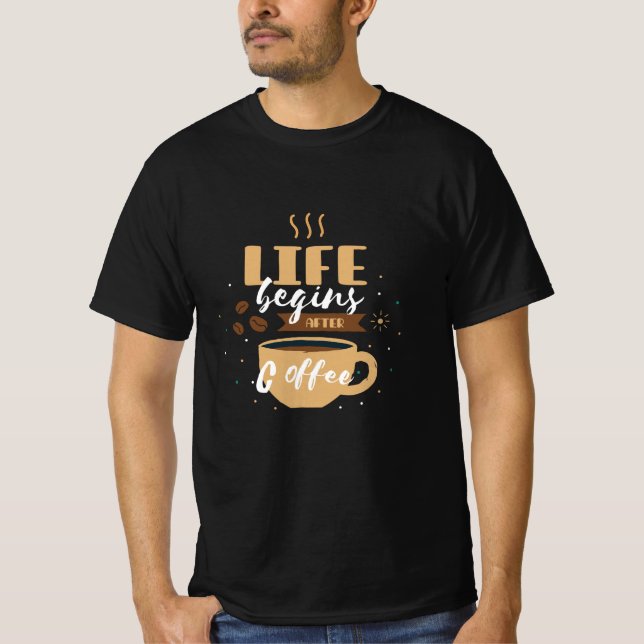 Camiseta A Vida Começa Após A Coffee Engraçada Cotação (Frente)