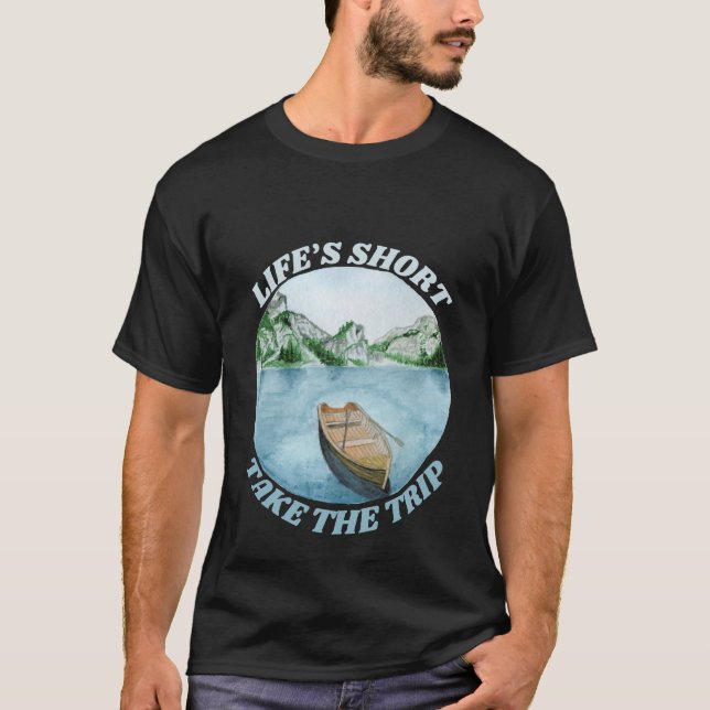 Camiseta A vida curta leva o viciado em viagem (Frente)