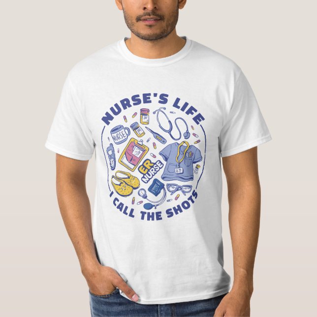 CAMISETA A VIDA DA ENFERMEIRA EU CHAMEI OS CALÇOS DE ELE MÉ (Frente)
