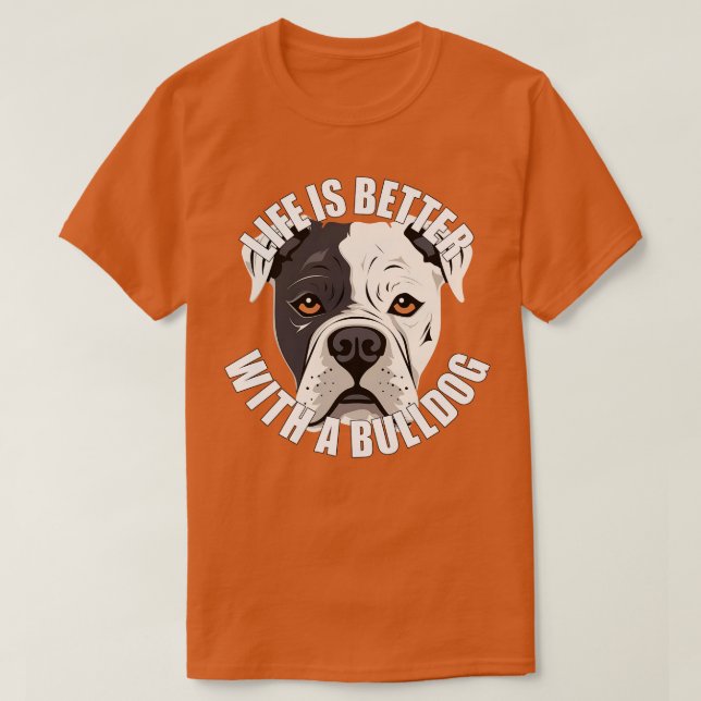 Camiseta A vida de Buldogue Americano é melhor com um cão f (Frente do Design)