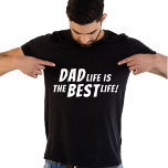 Camiseta A vida do pai é a melhor vida que o pai cita preto<br><div class="desc">A vida do pai é a melhor vida que o pai cita a camiseta negra. Esta camiseta é o presente perfeito para qualquer pai que sabe que ser pai é a melhor coisa que já lhe aconteceu. O design apresenta a citação "A vida do Pai é a melhor vida" em...</div>