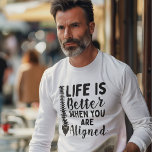 Camiseta A vida do quiroprático é melhor quando o trabalhad<br><div class="desc">Mostre sua paixão pela saúde da medula com esta camiseta teatral brincalhona com o tema quiroprático, com o slogan inteligente "A vida é melhor quando você está alinhado." Perfeito para profissionais ou estudantes quiropráticos, essa camisa de início de conversa combina o orgulho profissional com um traço de humor que tanto...</div>