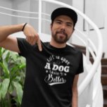 Camiseta A vida é boa, o cão torna-a melhor<br><div class="desc">Branco sobre design de tipografia retrógrada preta - a vida é boa,  um cão faz dela um design melhor para amantes de cães.</div>