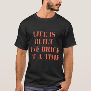 Camiseta A vida é construída com um tijolo de cada vez   S 