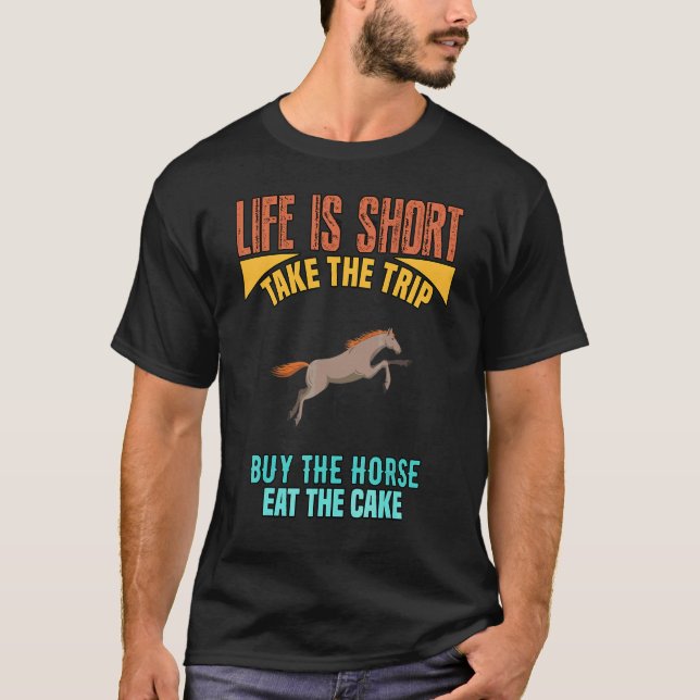 Camiseta A Vida é Curta Compre o Cavalo Piada Sarcástica (Frente)