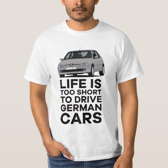 Camiseta A vida é curta demais para dirigir carros alemães  (Frente)