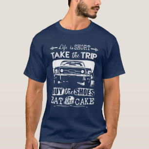 CAMISETA A VIDA É CURTA, LEVE A VIAGEM PARA