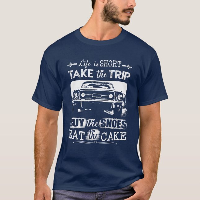 CAMISETA A VIDA É CURTA, LEVE A VIAGEM PARA (Frente)
