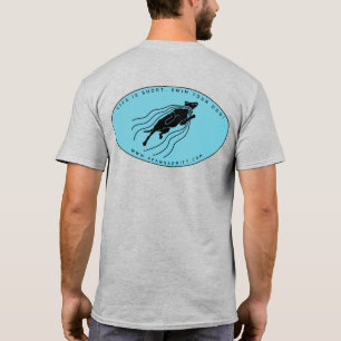 Camiseta A vida é curta. Natação seu cachorro. Logotipo gra