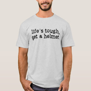 Camiseta a vida é dura arranje um capacete