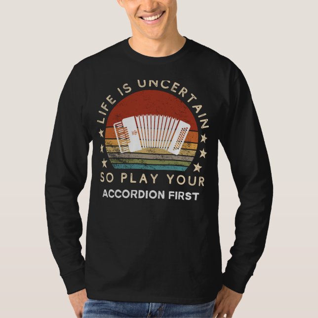 Camiseta A vida é incerta... Play Accordion. (Frente)
