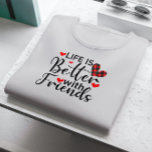 Camiseta A vida é melhor com amigos, tipografia negra<br><div class="desc">A vida é melhor com os amigos,  a tipografia escrip negra moderna com corações vermelhos.</div>