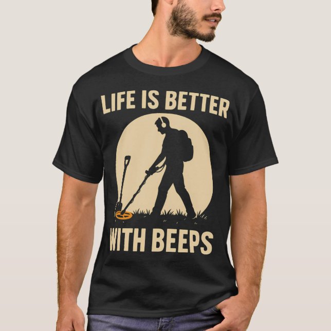 Camiseta A Vida é Melhor com Beeps Detectando Tesouros com  (Frente)