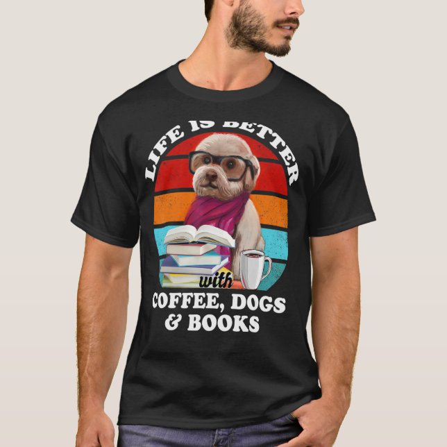 Camiseta A Vida É Melhor Com Cães Cafés E Livros Engraçados (Frente)