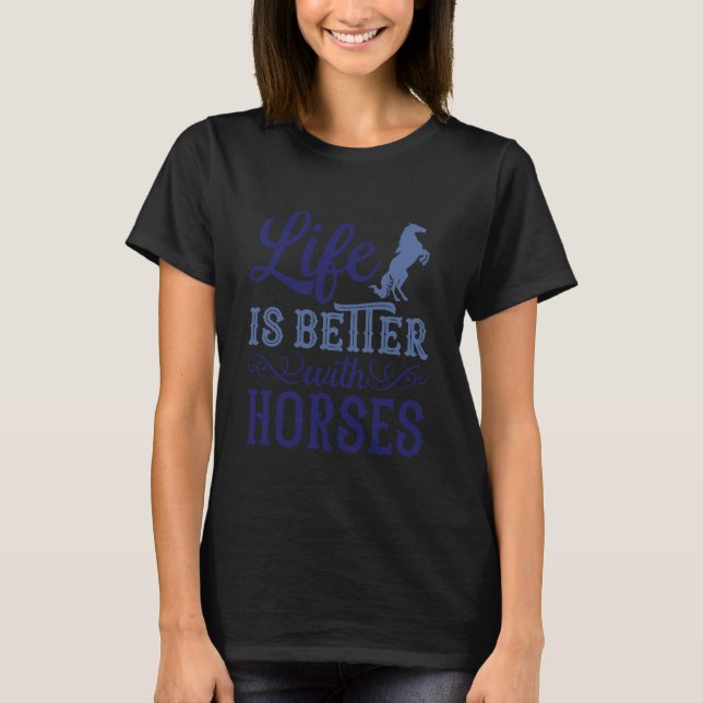 Camiseta A Vida É Melhor Com Cavalos Dizendo Design De Meme (Frente)