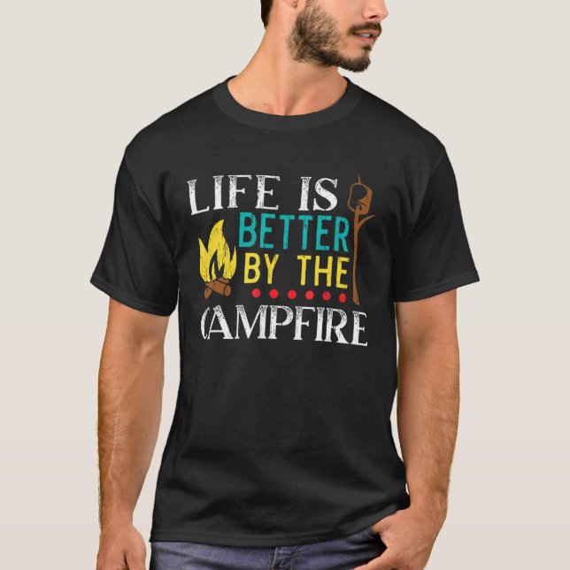 Camiseta A Vida É Melhor Com O Bonf De Acampamento De Campf (Frente)