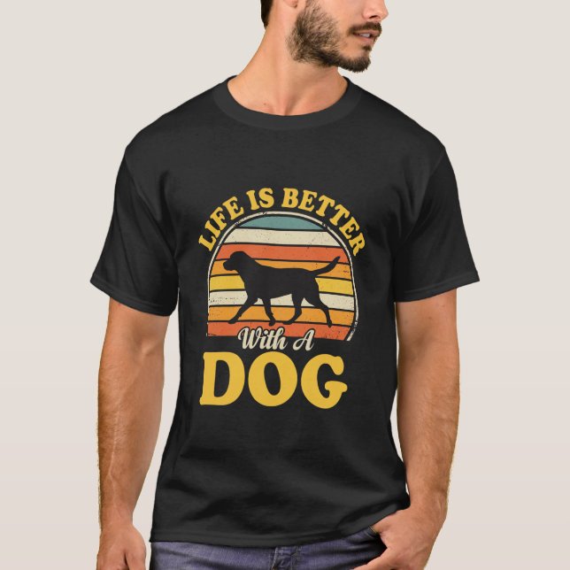 Camiseta A Vida É Melhor Com Um Cachorro Retro (Frente)