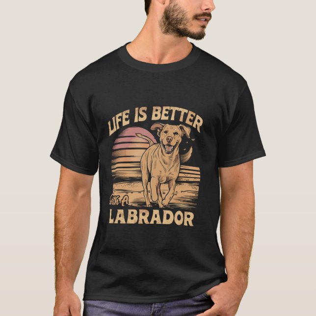 Camiseta A Vida É Melhor Com Um Labrador Retriever Amarelo  (Frente)