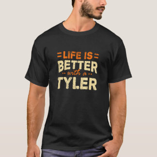Camiseta A Vida É Melhor Com Um Nome De Tyler Personalizado