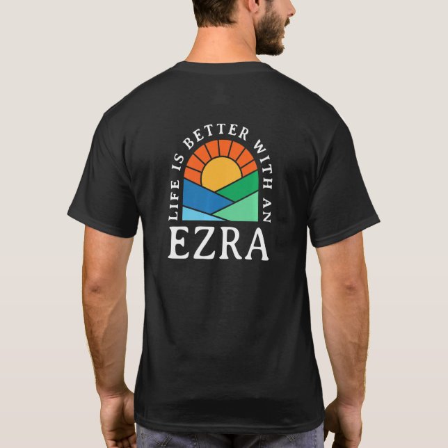 Camiseta A Vida É Melhor Com Um Nome Ezra Personalizado Nic (Verso)