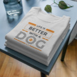 Camiseta A vida é melhor com uma cinza moderna de cão e lar<br><div class="desc">Cinza e design de tipografia moderna laranja é melhor com cães. Design para amantes de cachorros. Fundo branco personalizado.</div>