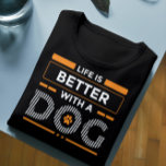 Camiseta A vida é melhor com uma cinza moderna e branca<br><div class="desc">Design de tipografia moderna branca e laranja - a vida é melhor com um cão - design fofo para amantes de cães.</div>