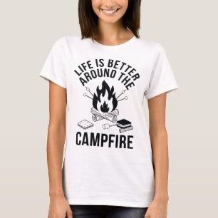 Camiseta A Vida É Melhor em Torno do Design da Fogueira