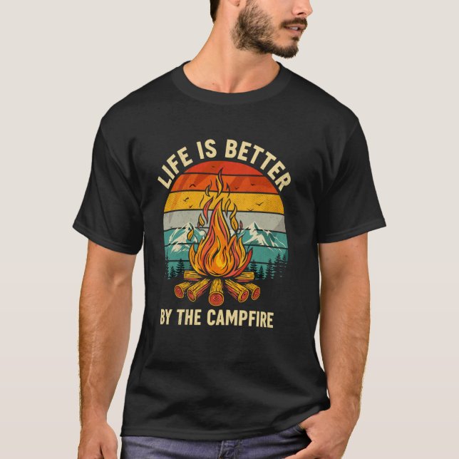 Camiseta A vida é melhor junto à fogueira de acampamento mo (Frente)