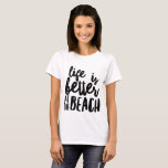 Camiseta a vida é melhor na praia<br><div class="desc">a vida é melhor nas roupas de verão na praia. Parte de uma coleção.</div>