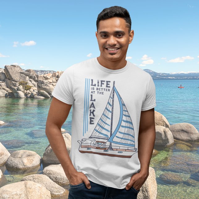Camiseta A vida é melhor no lago Blue Sails Sailboat (Criador carregado)