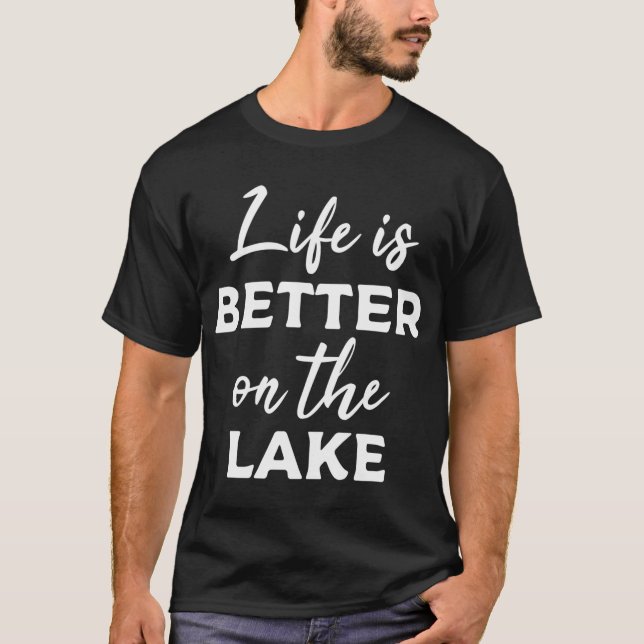 Camiseta A Vida é Melhor No Lago - Iate à Vela - Lago  (Frente)