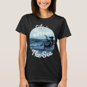 Camiseta A vida é melhor no mar. Arte divertida de pesca.