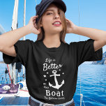 Camiseta A Vida É Melhor No Nome Da Família Náutica Do Barc<br><div class="desc">Camisa T da Mulher com tema na moda náutico (vários estilos, cores e tamanhos a escolher) com escrita de pincel e tipografia moderna com a menção "A vida é melhor no barco" juntamente com o seu nome familiar, nome do barco ou outro texto desejado. Esta design apresenta uma âncora de...</div>