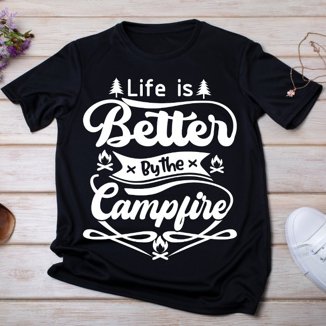 Camiseta A vida é melhor pela Campfire (Criador carregado)