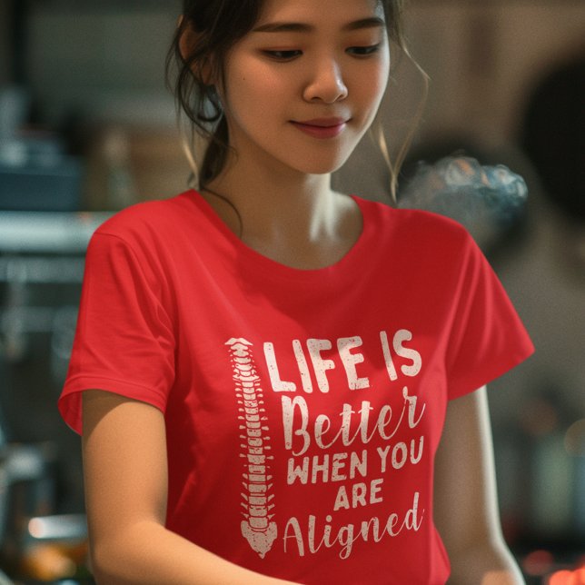 Camiseta A vida é melhor quando a mãe quiroprática alinhada (Life is Better Aligned Chiropractic Womens Red T-Shirt)