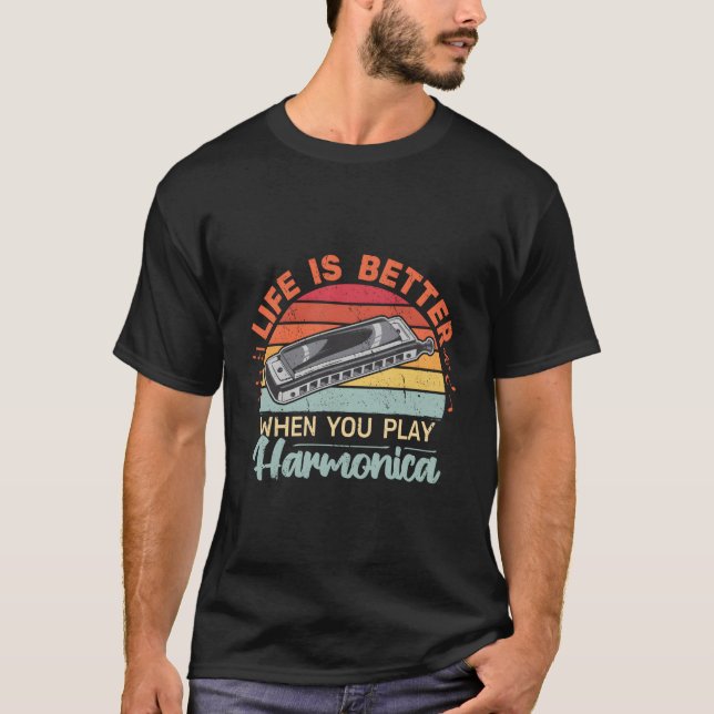 Camiseta A Vida É Melhor Quando Você Joga Harmonica Retro H (Frente)