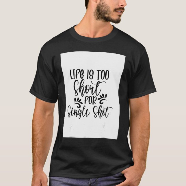 Camiseta A Vida É Muito Curta Para O Solteiro Shot Bebendo  (Frente)