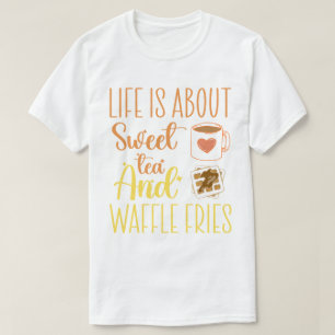 Camiseta A Vida É Sobre Chá Doce E Fritas De Waffle Engraça