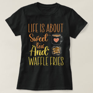 Camiseta A Vida É Sobre Chá Doce E Fritas De Waffle Engraça