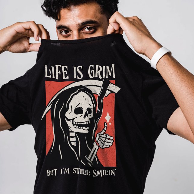 Camiseta A Vida É Um Grim Funny Grim Reaper Engraçado Sarcá (Embrace life's dark humor with our 'Life Is Grim, But I'm Still Smiling' t-shirt! Straight from the )